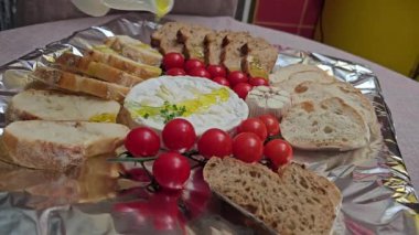 Norman Camembert peynirini fırında pişmiş Fransız Camembert peyniri ile Rosemary ve Baguette ekmeği. Zeytinyağlı çiselemeweather condition 