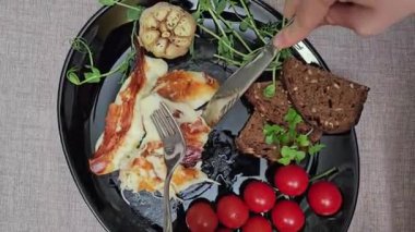 Zeytin, domates, salatalık, kekik ve limonlu siyah tavada ızgara halloumi peyniri. Doğu Akdeniz 'in geleneksel peyniri. Siyah arkaplan, seçici odak, yakın plan. 