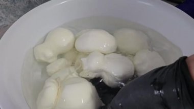 Tabakta İtalyan sert peynirli caciocavallo tutan Caciocavallo kadın elleri. Caciocavallo, Güney İtalya 'nın tipik makarna filata peyniri. Puglia malı.