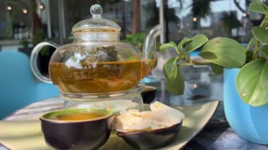 Şehir merkezinde yasemin yeşil çayı Rahat restoran cam çaydanlığı ve kuru zencefil ile Ho Chi Minh City Vietnam 'ın arka planında iki fincan. Yüksek kalite 4k