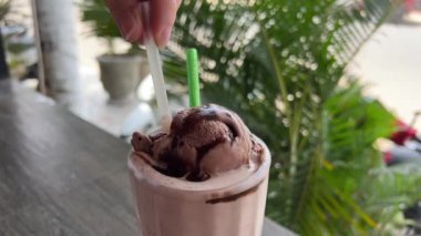 Bardakta çikolatalı dondurma, kaşıkla çikolatalı dondurma. çikolatalı milkshake