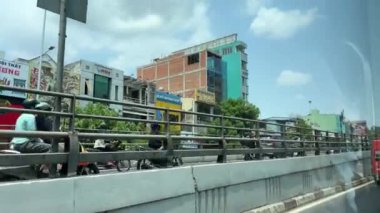 Ho Chi Minh City Vietnam yolu. Motosikletle şehir trafiği etrafında motosiklet sürüp ateş ediliyor. Yüksek kalite 4k görüntü