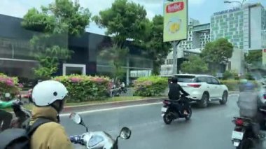 Ho Chi Minh City Vietnam yolu. Motosikletle şehir trafiği etrafında motosiklet sürüp ateş ediliyor. Yüksek kalite 4k görüntü