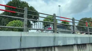 Ho Chi Minh City Vietnam yolu. Motosikletle şehir trafiği etrafında motosiklet sürüp ateş ediliyor. Yüksek kalite 4k görüntü