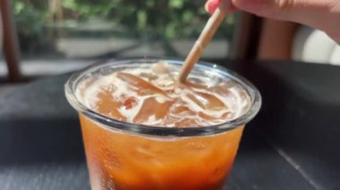 Sütü buzlu kahve ile karıştır. Buzlu kahve. Yüksek kalite 4k görüntü