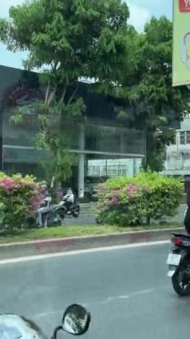 Ho Chi Minh City Vietnam yolu. Motosikletle şehir trafiği etrafında motosiklet sürüp ateş ediliyor. Yüksek kalite 4k görüntü