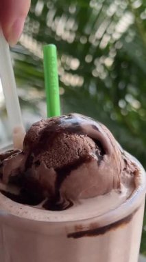 Bardakta çikolatalı dondurma, kaşıkla çikolatalı dondurma. çikolatalı milkshake