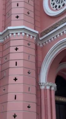 Vietnam Ho Chi Minh Şehri pembe kilise mimarisi çok ünlü bir yer. Yüksek kalite 4k görüntü