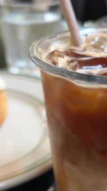 Atıştırmalık buzlu latte içer ve kremayla kaplı pasta pastası yer. Yanında yeşil fiyonklu blog kızı filmleri de var. Kahvaltılık restoran yürüyüşü, şehirdeki gerçek hayat. 4k 