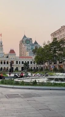 Ho Chi Minh Şehri Vietnam Şehir Merkezi Akşam Işıkları Otomobiller Merkezi Meydanı. Yüksek kalite 4k görüntü