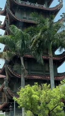 Ho Chi Minh City Vietnam yolu. Motosikletle şehir trafiği etrafında motosiklet sürüp ateş ediliyor. Yüksek kalite 4k görüntü