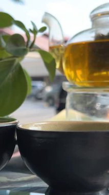 Şehir merkezinde yasemin yeşil çayı Rahat restoran cam çaydanlığı ve kuru zencefil ile Ho Chi Minh City Vietnam 'ın arka planında iki fincan. Yüksek kalite 4k