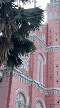 Vietnam Ho Chi Minh Şehri pembe kilise mimarisi çok ünlü bir yer. Yüksek kalite 4k görüntü