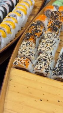 Ahşap tekne şekilli restoran büfesi Asya yemekleri üzerinde büyük bir suşi seçimi. Yüksek kalite 4k görüntü