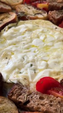 Ev yapımı Norman Camembert kurutulmuş ekmeği domatesli beyaz siyah Borodinsky. Başarısız hazırlık aşırı kızarmış ekmekler.