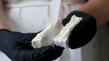 Dönüşümlü krem peynir, yakın plan, süt ürünü konsepti. Yumuşak dokuları olan lezzetli beyaz küflü peynirler. picadon, camember, cheese