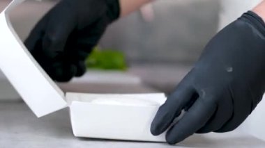 Dönüşümlü krem peynir, yakın plan, süt ürünü konsepti. Yumuşak dokuları olan lezzetli beyaz küflü peynirler. picadon, camember, cheese