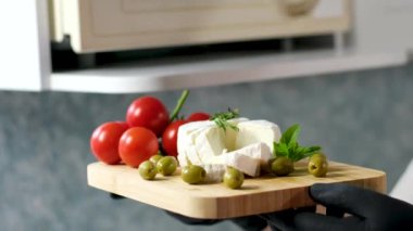 Dönüşümlü krem peynir, yakın plan, süt ürünü konsepti. Yumuşak dokuları olan lezzetli beyaz küflü peynirler. picadon, camember, cheese