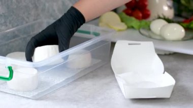 Dönüşümlü krem peynir, yakın plan, süt ürünü konsepti. Yumuşak dokuları olan lezzetli beyaz küflü peynirler. picadon, camember, cheese