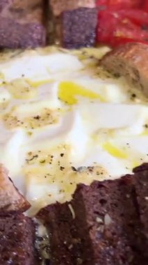 Ev yapımı Norman Camembert kurutulmuş ekmeği domatesli beyaz siyah Borodinsky. Başarısız hazırlık aşırı kızarmış ekmekler.