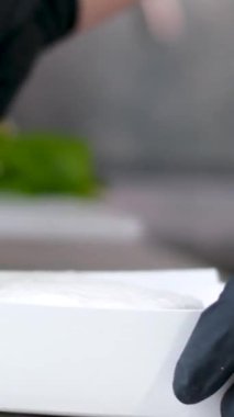 Dönüşümlü krem peynir, yakın plan, süt ürünü konsepti. Yumuşak dokuları olan lezzetli beyaz küflü peynirler. picadon, camember, cheese