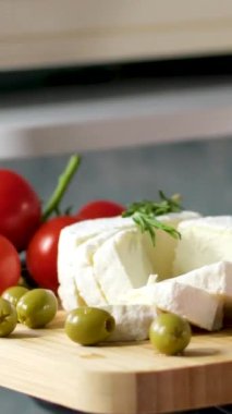 Dönüşümlü krem peynir, yakın plan, süt ürünü konsepti. Yumuşak dokuları olan lezzetli beyaz küflü peynirler. picadon, camember, cheese