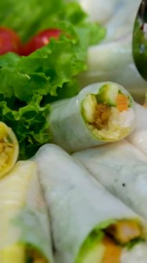 Tavuklu börek ya da pirinç kağıdında karides, tatlı ve ekşi sos, yakın plan, geleneksel Kore Çin yemeği. Lezzetli Vietnam mutfağı. Yüksek kaliteli FullHD görüntüler