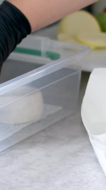 Dönüşümlü krem peynir, yakın plan, süt ürünü konsepti. Yumuşak dokuları olan lezzetli beyaz küflü peynirler. picadon, camember, cheese