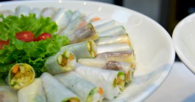 Tavuklu börek ya da pirinç kağıdında karides, tatlı ve ekşi sos, yakın plan, geleneksel Kore Çin yemeği. Lezzetli Vietnam mutfağı. Yüksek kaliteli FullHD görüntüler