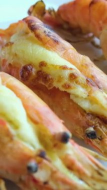 Sette Beyaz Tabakta Baharatlı Karides Tayland 'da Tayland Yemeğinin Ünlü Menüsü. Kırmızı Karidesler önceden pişirilip, kurutulmuş ve soğutucuda durulandı. Peynirle doldurulmuş deniz ürünleri.