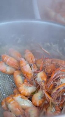 Sette Beyaz Tabakta Baharatlı Karides Tayland 'da Tayland Yemeğinin Ünlü Menüsü. Kırmızı Karidesler Pişirilmiş ve Sulama Suyu Altında Bir Colander Durulandırılmış