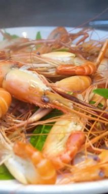 Sette Beyaz Tabakta Baharatlı Karides Tayland 'da Tayland Yemeğinin Ünlü Menüsü. Kırmızı Karidesler Pişirilmiş ve Sulama Suyu Altında Bir Colander Durulandırılmış