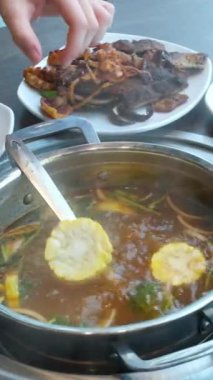 Endonezya mutfağı. Sayur asam, yakın çekim. sebze. Mısır çorbası Asya