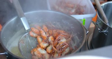 Sette Beyaz Tabakta Baharatlı Karides Tayland 'da Tayland Yemeğinin Ünlü Menüsü. Kırmızı Karidesler Pişirilmiş ve Sulama Suyu Altında Bir Colander Durulandırılmış