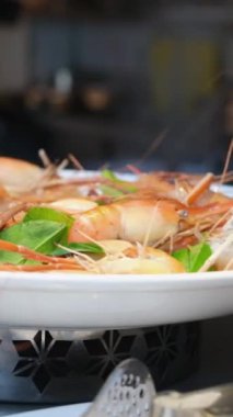 Sette Beyaz Tabakta Baharatlı Karides Tayland 'da Tayland Yemeğinin Ünlü Menüsü. Kırmızı Karidesler Pişirilmiş ve Sulama Suyu Altında Bir Colander Durulandırılmış