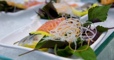 Kırmızı tuzlu balıklı suşi ve pilav, Asya mutfağından kırmızı çiğ balıklı suşi ve diğer malzemeler. Az tuzlu balık seti