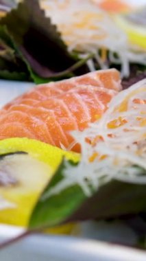 Kırmızı tuzlu balıklı suşi ve pilav, Asya mutfağından kırmızı çiğ balıklı suşi ve diğer malzemeler. Az tuzlu balık seti