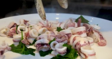 Kalamar tavada ızgara yapıyor. Şef restoran yaz menüsünde lezzetli deniz mahsulleri mürekkep balığı pişiriyor. Aile partisinde taze ızgara yemek hazırlığı. Yüksek kaliteli FullHD görüntüler