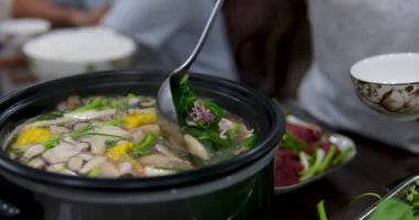 Endonezya mutfağı. Sayur asam, yakın çekim. sebze. Mısır çorbası Asya