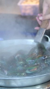 Benekli Babylonia areolata, kaymak kabuğundan kahverengi renklere kadar ayırt edici bir deniz salyangozu türüdür. Kabuk pürüzsüz, parlak, spiral sırtlı. Deniz ürünleri geçmişi. Yiyecek yumuşakçaları.