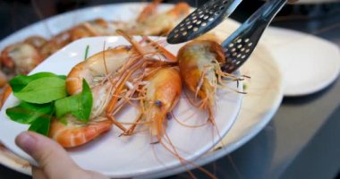 Sette Beyaz Tabakta Baharatlı Karides Tayland 'da Tayland Yemeğinin Ünlü Menüsü. Kırmızı Karidesler Pişirilmiş ve Sulama Suyu Altında Bir Colander Durulandırılmış