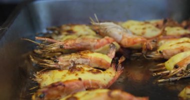 Peynirle doldurulmuş deniz ürünleri. Sette Beyaz Tabakta Baharatlı Karides Tayland 'da Tayland Yemeğinin Ünlü Menüsü. Kırmızı Karidesler önceden pişirilmiş ve beyazlatılmış Colander 'da durulanmış.