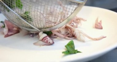 Kalamar tavada ızgara yapıyor. Şef restoran yaz menüsünde lezzetli deniz mahsulleri mürekkep balığı pişiriyor. Aile partisinde taze ızgara yemek hazırlığı. Yüksek kaliteli FullHD görüntüler