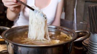 Geleneksel Vietnam pho çorbası dilimlenmiş et, sebze, yemek çubuklarıyla servis edilen bir kasede Vietnam mutfağını temsil ediyor. pirinç erişte çorbası. sıcak tencere