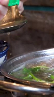 Geleneksel Vietnam pho çorbası dilimlenmiş et, sebze, yemek çubuklarıyla servis edilen bir kâse, Vietnam mutfağını temsil eden bir kepçeyle çorba. pirinç erişte çorbası. sıcak tencere