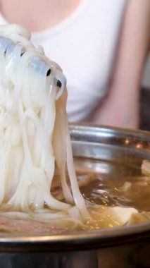Geleneksel Vietnam pho çorbası dilimlenmiş et, sebze, yemek çubuklarıyla servis edilen bir kasede Vietnam mutfağını temsil ediyor. pirinç erişte çorbası. sıcak tencere