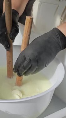 Tabakta İtalyan sert peynirli caciocavallo tutan Caciocavallo kadın elleri. Caciocavallo, Güney İtalya 'nın tipik makarna filata peyniri. Puglia malı.