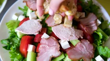 Kavanozun içinde Sezar salatası pişirmek dilimlenmiş tavuk göğsü eklemek. Yüksek kalite 4k görüntü