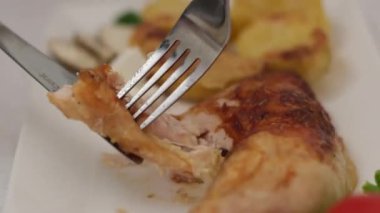 Soslu ve sebzeli ızgara tavuk kanadı. Lezzetli yemek konsepti. Yüksek kalite 4k görüntü