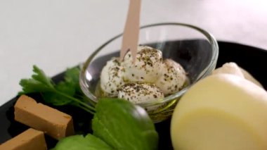 Yoğurt peynirli ıspanak peyniri caciocavallo peyniri tabağı yemek için. Yüksek kalite 4k görüntü